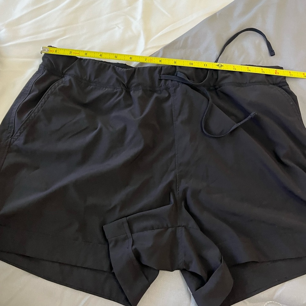 Athleta shorts women’s large thin materials comfy. Pockets in back and front.